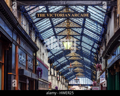 Il Vittoriano Shopping Arcade Street in Barnsley South Yorkshire Inghilterra Foto Stock