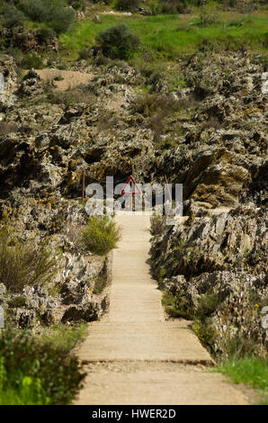 Cartello stradale al fine di "Pulo do Lobo' trail. Il estremamente forte flusso di acqua e rocce appuntite al di là del segno sono una trappola mortale. Guadiana River Valley Foto Stock