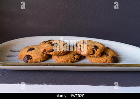 I biscotti al cioccolato su giapponese Piastra in ceramica Foto Stock