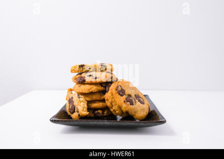 Senza glutine senza Latte e derivati i biscotti al cioccolato, sfondo bianco Foto Stock