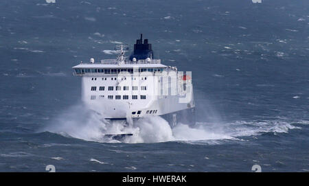 Un traghetto DFDS arriva in condizioni ventose al Porto di Dover nel Kent, come un vento artico potrebbe portare neve e grandine e tempesta di vento di forza sul primo giorno ufficiale di primavera. Foto Stock