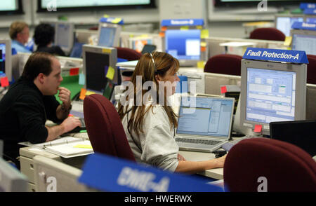 Scienziati e ingegneri presso il Jet Propulsion Laboratory (JPL) a Pasadena, in California, monitorare il Mars rover "acquavite" nel mission control room su Venerdì, 30 gennaio 2004. Il Mars rover "acquavite" incontrate problemi software di recente che gli ingegneri sono attualmente nel processo di fissaggio. Foto di Francesco Specker Foto Stock