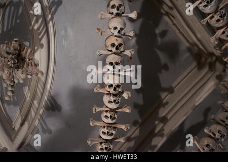 Interno del Sedlec ossario (Kostnice) decorato con teschi e le ossa. Kutna Hora, Repubblica Ceca Foto Stock