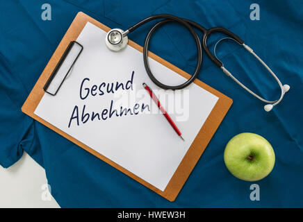 Gesund abnehmen (in tedesco la dieta sana) appunti con stetoscopio. Foto Stock
