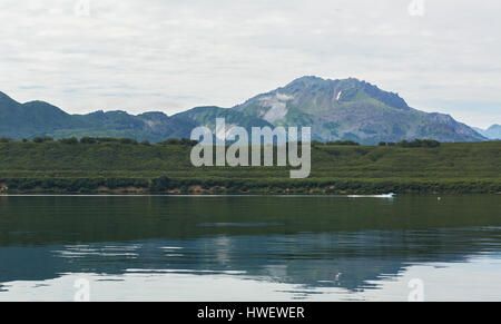 Kurile Lago Caldera e il cratere del lago nella parte orientale della zona vulcanica della Kamchatka Foto Stock