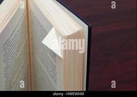 Romanzo con pagina ripiegata come segnalibro Foto Stock