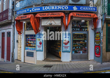 Casa Lourenco in vecchio stile tradizionale negozio di alimentari in Santo Ildefonso distretto della città di Porto sulla Penisola Iberica, la seconda più grande città in Portogallo Foto Stock