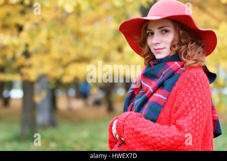 Woman in Red Hat autunno outdoor Foto Stock