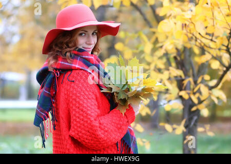 Woman in Red Hat autunno outdoor Foto Stock