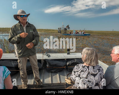 Tourist Godetevi un Giro in Airboat al Sawgrass Recreation Park sperando di vedere Wild Everglades della Florida alligatori Foto Stock