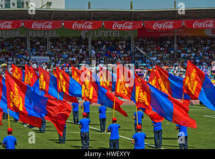 Alfieri con il mongolo bandiera nazionale all'apertura del Festival di Naadam, National Sports Stadium, Ulaanbaatar, in Mongolia Foto Stock