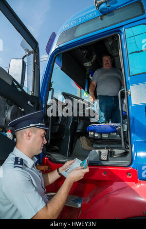 Tudora, Moldavia, controllo di un camionista sul confine Moldovan-Ukrainian Foto Stock