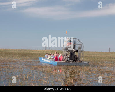 Tourist Godetevi un Giro in Airboat al Sawgrass Recreation Park sperando di vedere Wild Everglades della Florida alligatori Foto Stock