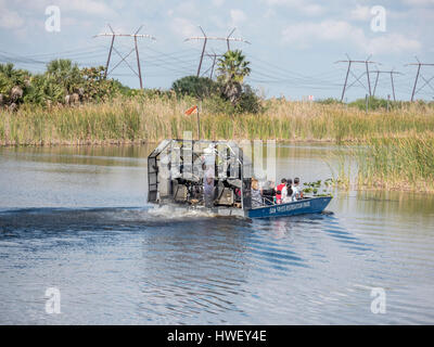 Tourist Godetevi un Giro in Airboat al Sawgrass Recreation Park sperando di vedere Wild Everglades della Florida alligatori Foto Stock