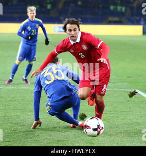 Kharkiv, Ucraina - 15 Novembre 2016: Lazar Markovic della Serbia (in rosso) combatte per una sfera con Maksym Malyshev dell'Ucraina durante il loro incontro amichevole Foto Stock