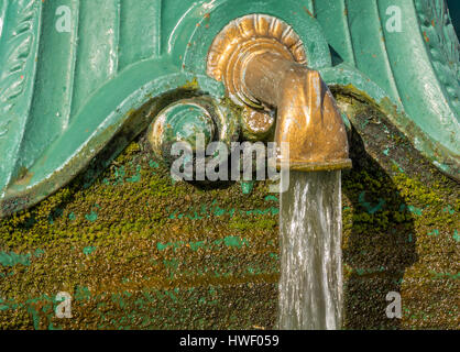 Primo piano di rubinetto in ottone della fontana vittoriana decorativa, East Lothian, Scozia, Regno Unito Foto Stock