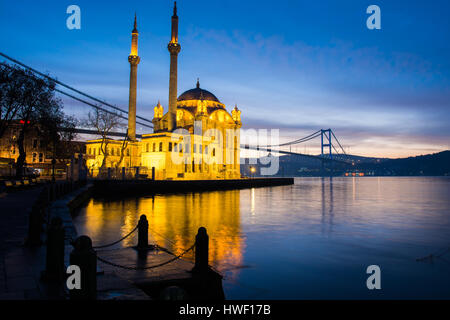 Incredibile alba alla Moschea Ortakoy, Istanbul Foto Stock