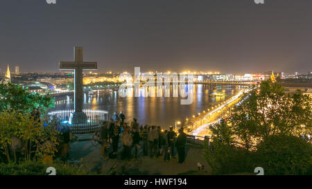 Guardando a sud dalla collina Gellért a Budapest di notte Foto Stock