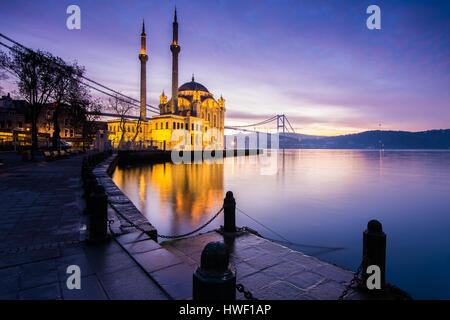 Incredibile alba alla Moschea Ortakoy, Istanbul Foto Stock