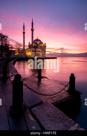 Incredibile alba alla Moschea Ortakoy, Istanbul Foto Stock