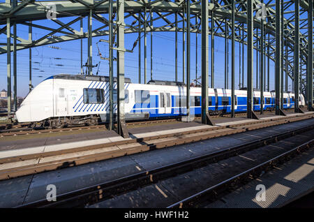 La National Express treno regionale fino al ponte di Hohenzollern a Colonia. Foto Stock