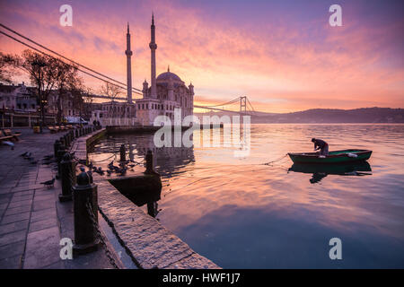 Incredibile alba alla Moschea Ortakoy, Istanbul Foto Stock