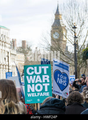 Migliaia marzo in segno di protesta su piani per "senza precedenti' tagli per il NHS a Londra, Inghilterra, Regno Unito. 4 Marzo 2017 Foto Stock