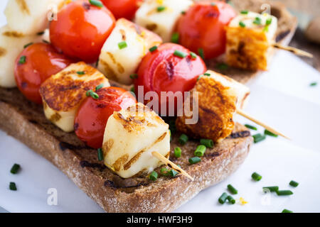 In casa aperta haloumi grigliate kebab panino con pomodoro e cipolla verde Foto Stock