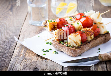 In casa aperta haloumi grigliate kebab panino con pomodoro e cipolla verde Foto Stock