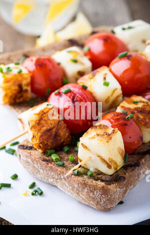 In casa aperta haloumi grigliate kebab panino con pomodoro e cipolla verde Foto Stock