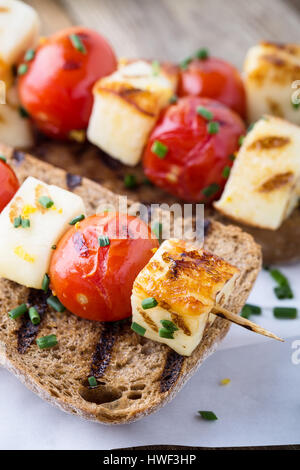 In casa aperta haloumi grigliate kebab panino con pomodoro e cipolla verde Foto Stock