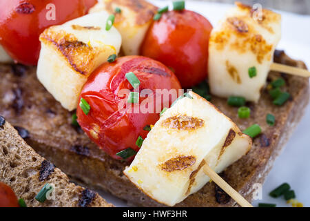 In casa aperta haloumi grigliate kebab panino con pomodoro e cipolla verde Foto Stock