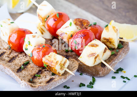 In casa aperta haloumi grigliate kebab panino con pomodoro e cipolla verde Foto Stock