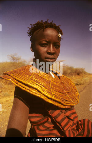 Pokot ragazza con ornamenti tradizionali a nord del lago Baringo, Kenya Foto Stock