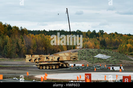 Nizhny Tagil, Russia - 11 Settembre 2015: veicolo blindato lanciato MTU ponte-72 presso il poligono di tiro. Visualizzazione delle opportunità di combattimento delle armi e milit Foto Stock