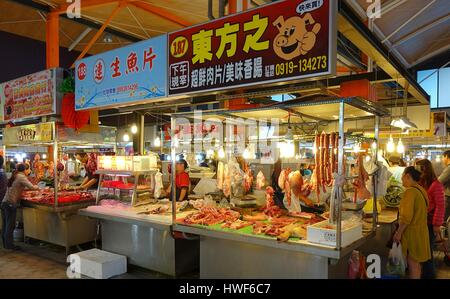 KAOHSIUNG, Taiwan -- 22 GENNAIO 2015: un umido tradizionale mercato alimentare in Kaohsiung vende la carne di maiale e di prodotti a base di pesce. Foto Stock