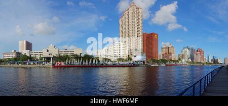 KAOHSIUNG, Taiwan -- Giugno 14, 2015: una vista panoramica del fiume dell'Amore nel centro della città di Kaohsiung in una limpida giornata estiva. Foto Stock