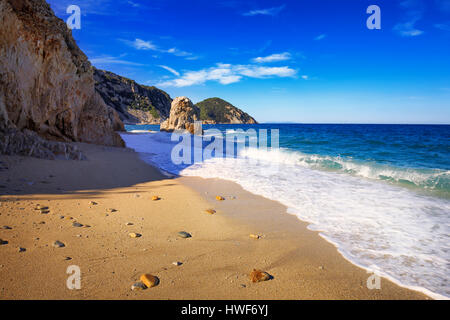 Isola d'Elba, Portoferraio Sansone la Sorgente spiaggia costa. Toscana, Italia, Europa. Lunga esposizione. Foto Stock