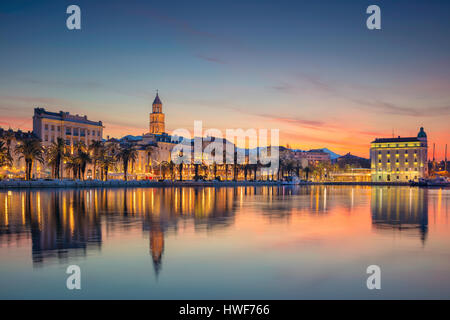 Split. Splendida e romantica città vecchia di Spalato durante la bellissima alba. Croazia,l'Europa. Foto Stock