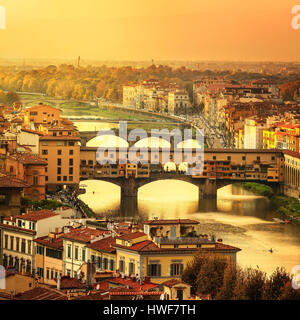 Firenze o tramonto Firenze Ponte Vecchio. Panorama da Michelangelo park square. Toscana, Italia Foto Stock