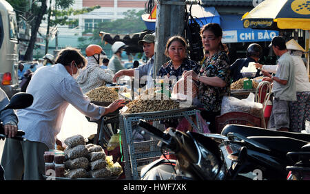 Ho Chi Minh city, Viet Nam, popolo vietnamita vendere peanut sul marciapiede a Binh Tay mercato all'aperto, venditore ambulante a sera, a Saigon, Vietnam Foto Stock