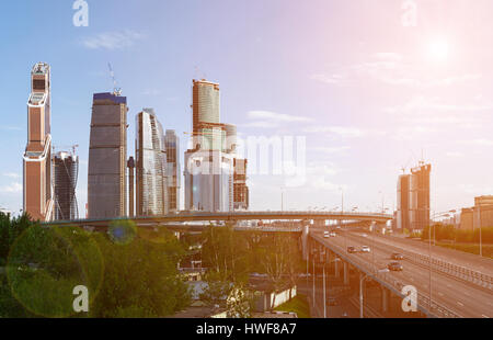 Autostrada e punto di interscambio dei trasporti nei pressi di International Business center 'Mosca-città" in Russia Foto Stock