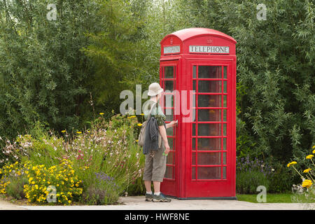 Inglese cabina telefonica, Francia, Royan, Les Jardins du Monde (Giardini del Mondo) Foto Stock