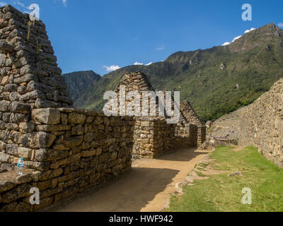 Machu Picchu, Perù - 22 Maggio 2016: camminando all'interno del Machu Picchu rovine. Foto Stock