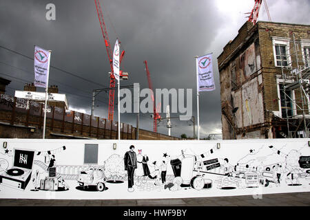 In bianco e nero il murale sulla parete lungo strada a Camden Market graffiti Foto Stock