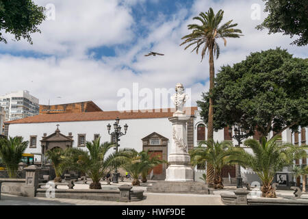 Kirche San Francisco de Asis und Büste Christopher Kolumbus auf der Plaza Alameda de Colon, Las Palmas de Gran Canaria, Insel Gran Canaria, Kanarisch Foto Stock