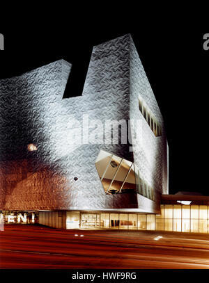 Esterno su Hennepin Avenue di notte. Il Walker Art Center a Minneapolis, Stati Uniti. Architetto: Herzog e de Meuron, 2005. Foto Stock