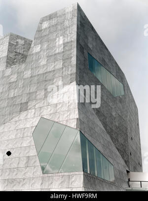 Dettaglio dei pannelli di facciata e finestre irregolari. Il Walker Art Center a Minneapolis, Stati Uniti. Architetto: Herzog e de Meuron, 2005. Foto Stock