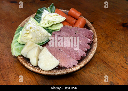 " Corned beef " piatto con cavolo carote patate per il giorno di San Patrizio Foto Stock