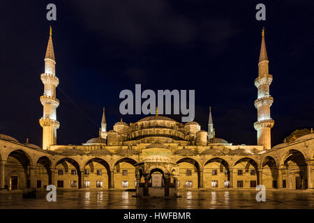 Cortile e ingresso alla Moschea Blu, Istanbul, Turchia Foto Stock